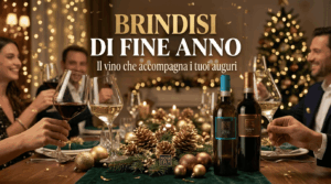 Due calici di vino che brindano davanti a una tavola festiva con bottiglie Cantine Novera e luci dorate natalizie, con il testo 'Brindisi di fine anno: Il vino che accompagna i tuoi auguri'.