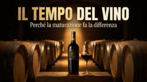 Una bottiglia di Taurasi Cantine Novera e un calice di vino rosso in una barricaia affiancati dal testo 'Il tempo del vino: Perché la maturazione fa la differenza'.