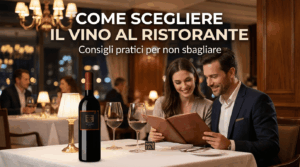 Una bottiglia di vino Cantine Novera con etichetta nera e logo dorato su un tavolo da ristorante elegantemente apparecchiato, con una coppia che consulta il menu e il testo 'Come scegliere il vino al ristorante'.